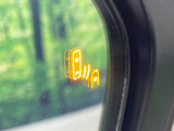 【ブラインドスポットモニター】走行中、ドアミラーの死角になりやすい箇所に後続車が接近するとサイドミラーのレンズに警告を表示!ドライバーに注意喚起をしてくれます。