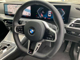 【ハンドル】ドライバーとBMW車の一体感がダイレクトに伝わるステアリングホイール。形状・太さへの拘りに加えて、操作性を高める為にスイッチ類も配置。クイックかつ安定のドライビングを体感下さい!