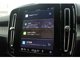 インストルメントパネルは僅かに運転席側へと傾けられているほか、余計なスイッチ類を可能な限り排し、運転に集中しやすい環境を造り出しています。