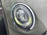 ●LEDヘッドライト:夜間走行時も良好な視界を確保し安心して運転できる高輝度LEDヘッドライトを装備!点灯速度が早く、消費電力も抑えられています。