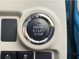エンジンスタートボタンです。キーが車内にあれば、エンジンの始動・停止はブレーキを踏んでスイッチを押すだけ!キーを取り出す手間を省き、ワンプッシュでエンジンを操作するので簡単でスムーズです。