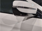 【BMWミラー】視認性の高いスタイリッシュなミラー。自動防眩機能も付いており夜間のドライビングをサポートします。