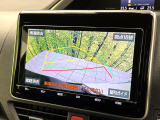 【バックカメラ】駐車時に後方がリアルタイム映像で確認できます。大型商業施設や立体駐車場での駐車時や、夜間のバック時に大活躍!運転スキルに関わらず、今や必須となった装備のひとつです!