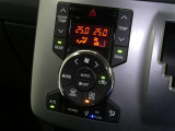 【オートエアコン】車内温度を感知して自動で温度調整をしてくれるのでいつでも快適な車内空間を創り上げます!どの席に座っても快適なドライブが楽しめます♪