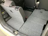 【リヤシート分割可倒】リヤシートの肩部にある操作レバーで荷室側からすばやく簡単に前倒しができますよ☆分割可倒式なので載せるものによってアレンジが可能です☆