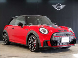 MINIのフロントグリルのデザインはイギリスで生まれた当初から、シルバーのサイドバーが折り重なった伝統的なデザインで御座います。その伝統はBMWのお車になってからでも少しずつ形を変えて守られております