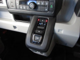 操作しやすいシフトボタンです♪インパネシフトだから視線の移動も少なく足元もスッキリ♪