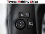 便利な電動格納ドアミラーも装備しております。駐車時にボタン一つで折り畳む事が出来るので便利ですよ。