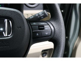 Hondaセンシングの機能のひとつ、アダプティブクルーズコントロール付!アクセルから足を離しても設定したスピードと前車との車間を保ち走行してくれます!車線維持もアシスト☆高速道路で疲労軽減ですね☆