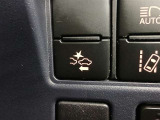 車両が前方の障害物や車両を感知するためにカメラやレーダーを利用し、衝突の危険がある場合にはドライバーに警告を出したり、自動的にブレーキを作動させる機能を備えています