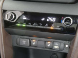 【オートエアコン】車内温度を感知して自動で温度調整をしてくれるのでいつでも快適な車内空間を創り上げます!どの席に座っても快適なドライブが楽しめます♪