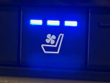 【シートベンチレーション】夏場は涼しい風でお尻や背中の熱やムレを防ぎ、冬はエアコンよりも早く温まってポカポカに!季節を問わず快適に過ごせます。