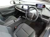 シンプルで使いやすいデザインの運転席です。