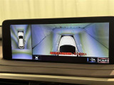 パノラミックビューモニターを装備。駐車場や交差点でクルマを真上から見るように周囲を確認できます。機能の詳細は販売店スタッフまでおたずねください。