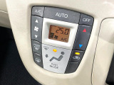 【オートエアコン】一度お好みの温度に設定すれば、車内の温度を検知し風量や温度を自動で調整。暑い&hellip;寒い&hellip;と何度もスイッチ操作をする必要はありません。快適な車内空間には必須の機能ですね♪