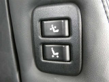 助手席もパワーシート付です。運転席からは、助手席肩口パワーシートスイッチで助手席シートの操作が手軽にできます。