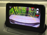 【バックカメラ】駐車時に後方がリアルタイム映像で確認できます。大型商業施設や立体駐車場での駐車時や、夜間のバック時に大活躍!運転スキルに関わらず、今や必須となった装備のひとつです!