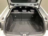 荷室も日常のお買い物には困らない広さが確保されております 後席を分割で倒すこともできますよ