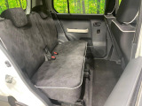 後部座席も気になるようなキズ・汚れやへたり等、大きなダメージはなく、良好な状態です。