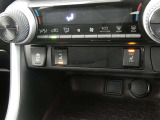 運転席と助手席には寒い時にうれしいシートヒーターが装備されてます。