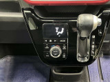 手の届きやすいところで簡単操作ができるオートエアコン。オールシーズンお好みの温度調節ができます。
