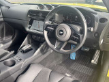 内装デザインもスポーツカー感があり、乗り心地も長時間のドライブでも疲れさせない運転席になっております!