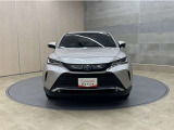 お車購入のポイントとなるフロントマスクです!シャープな目つきが印象的なデザインのヘッドランプです。