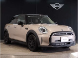 MINIのフロントグリルのデザインはイギリスで生まれた当初から、シルバーのサイドバーが折り重なった伝統的なデザインで御座います。その伝統はBMWのお車になってからでも少しずつ形を変えて守られております