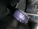 【レーダークルーズコントロール】(全車速追従機能付)付きです。車速に応じて追従支援してくれるので、ロングドライブも快適です。詳細は販売店スタッフまでおたずねください。