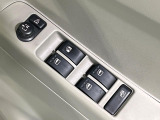 【電動格納ミラー】サイドミラーは電動格納式となっており、狭い駐車場でもキズがつくリスクを抑えられます。