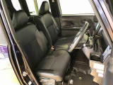 運転席の座面高さを調整できるシートリフターが付いています。フロントシートはベンチシートを採用で、座面も広く使い勝手もいいですよ♪