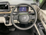 インテリアに合わせたデザインのステアリングは、運転される方のことも考え、運転しやすい形状、大きさです。是非一度、実際に触ってお確かめください。