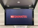 【後席モニター】家族や友人とお出かけする機会が多い方に大人気の後席モニターを装備!見やすい位置に画面がありテレビやDVDの視聴も快適!友達もお子様も、後席にしか乗らなくなるかも??