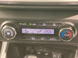 【オートエアコン】一度お好みの温度に設定すれば、車内の温度を検知し風量や温度を自動で調整。暑い&hellip;寒い&hellip;と何度もスイッチ操作をする必要はありません。快適な車内空間には必須の機能ですね♪