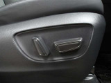 運転席はパワーシートなのでお好みのドライビングポジションに調整可能です♪