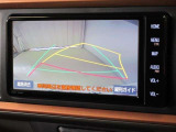 バックでの車庫入れはハンドルと連動したガイドラインが出る「バックガイドモニター」がサポートいたします。