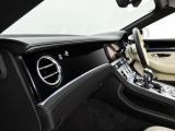 ベントレーは全てオーダーでの発注となっておりますので同じ車種でもステッチやベニヤ部分でまったく違う表情を感じることができます。