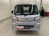 4WD車のハイゼットトラックが入庫いたしました!届出済み未使用車のお車となります。あらゆる業種で大活躍の頼もしい一台です☆ぜひご検討ください(^^)/
