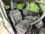 運転席まわりには十分なスペースがあり、大柄な方でもゆったり運転していただける環境です。