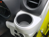 運転席から手の届きやすい位置にドリンクホルダーを配置しています。