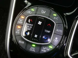 【オートエアコン】車内温度を感知して自動で温度調整をしてくれるのでいつでも快適な車内空間を創り上げます!どの席に座っても快適なドライブが楽しめます♪
