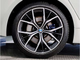 【BMWアロイホイル】軽量かつ強度に拘ったアロイホイル。走行性能ポテンシャルを引き出す設計。車の足元を引き締めてくれる大きなポイントはアロイホイルです。