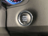 エンジンスタートスイッチです。キーが車内にあれば、エンジンの始動や停止はスイッチを押すだけ!キーを取り出す手間を省き、ワンプッシュで操作できるので簡単でスムーズです。