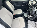 乗り心地の良いフロントシートです。足回りも広々としておりますので、長時間の運転も疲れづらいですよ。
