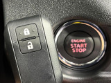 【キーレススタートシステム】カバンやポケットに入れたままでもドアの施錠・解錠が可能なスマートキーを装備。エンジンのオン・オフ時もカギを取り出す必要が無いからとっても便利です♪