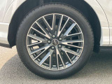 19インチ純正アルミホイール装備 全車両に標準装備の純正アルミホイールは、純正ならではのバランスの良いデザインと、走行安定性をお楽しみ頂けます。