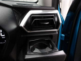 運転席のカップホルダーはエアコンの吹き出し口の前にありますので冷やしたり温めたり出来ます☆