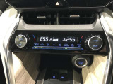 運転席・助手席・独立型オートエアコン。運転席とパートナー別々の温度設定ができ快適なドライブが楽しめます!