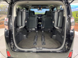 後席を格納すると、これだけの広さが!シーンに合わせたシートアレンジで、大きな荷物も積むことが出来ます♪