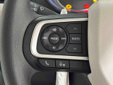 ナビゲーションやオーディオなどの操作がハンドルの手元でできるステアリングスイッチが付いてます